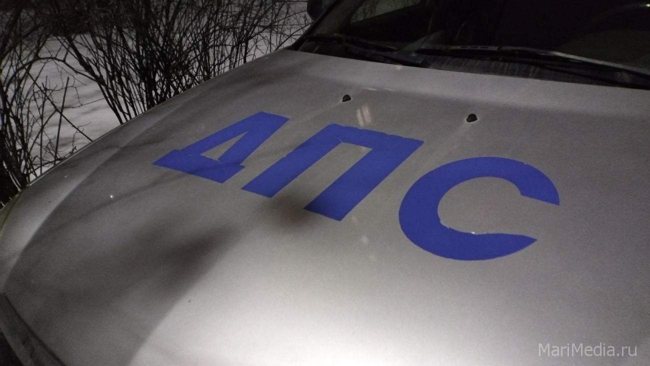 В Медведевском районе пассажирский автобус врезался в легковушку