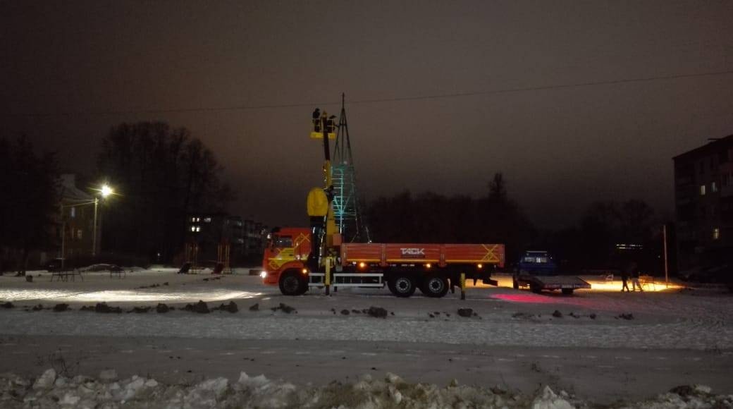 В Волжске устанавливают главную новогоднюю ёлку