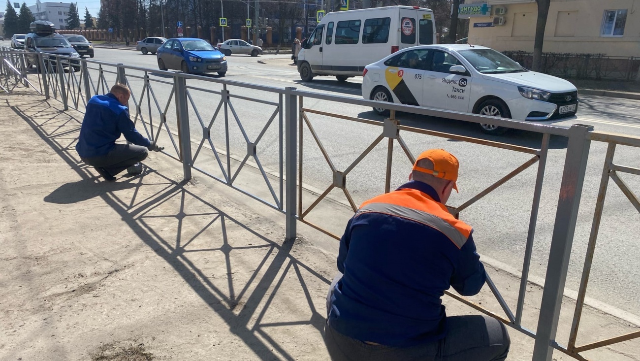 На улицах Йошкар-Олы обновляют дорожные ограждения и остановки