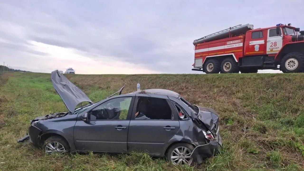 В Марий Эл на загородной трассе Lada Granta с прицепом перевернулась в кювет