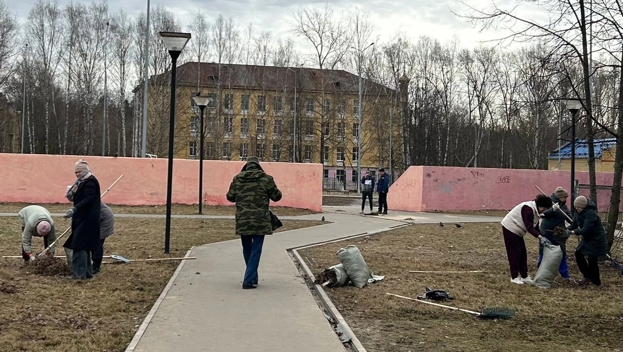 В Йошкар-Оле прибрали территорию ДК Российской Армии