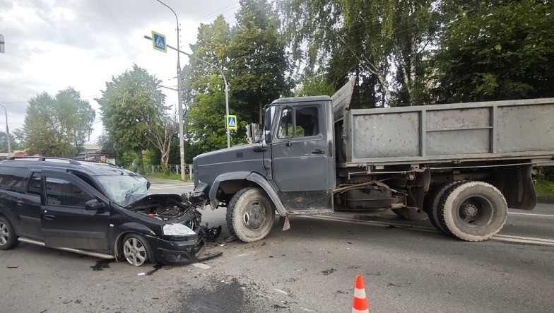 В Йошкар-Оле водитель «ЗИЛ-45065» врезался в отечественный универсал