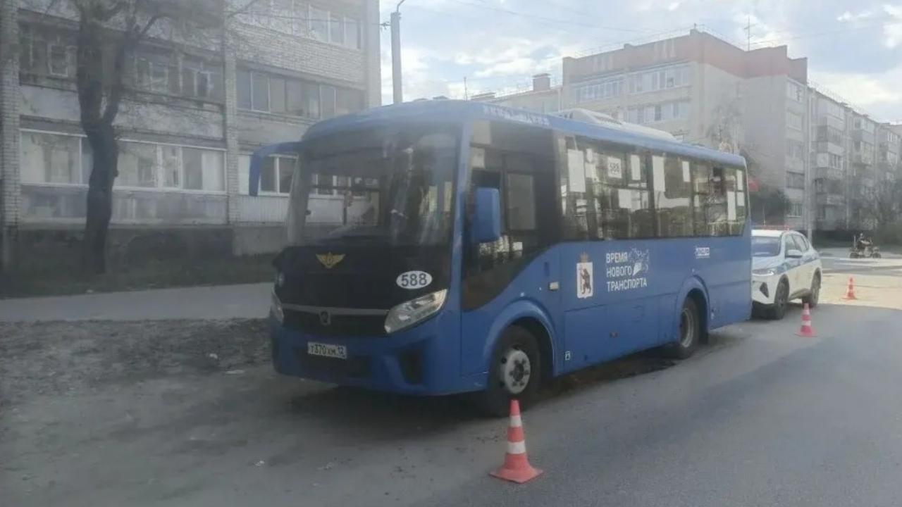В салоне автобуса в Йошкар-Оле упала пенсионерка