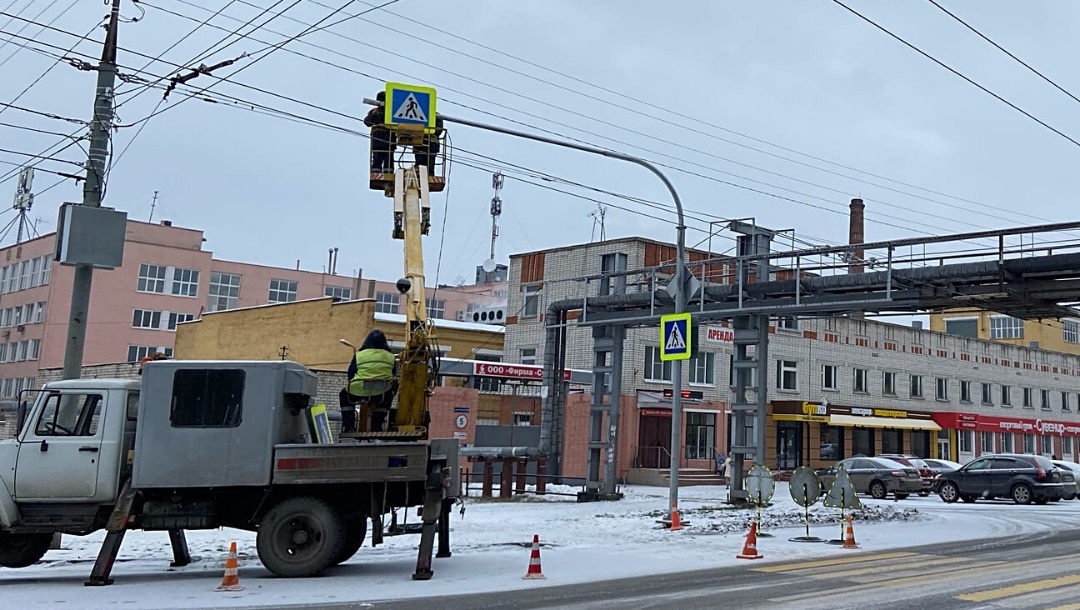 На пешеходных переходах Йошкар-Олы продолжают установку дополнительного освещения