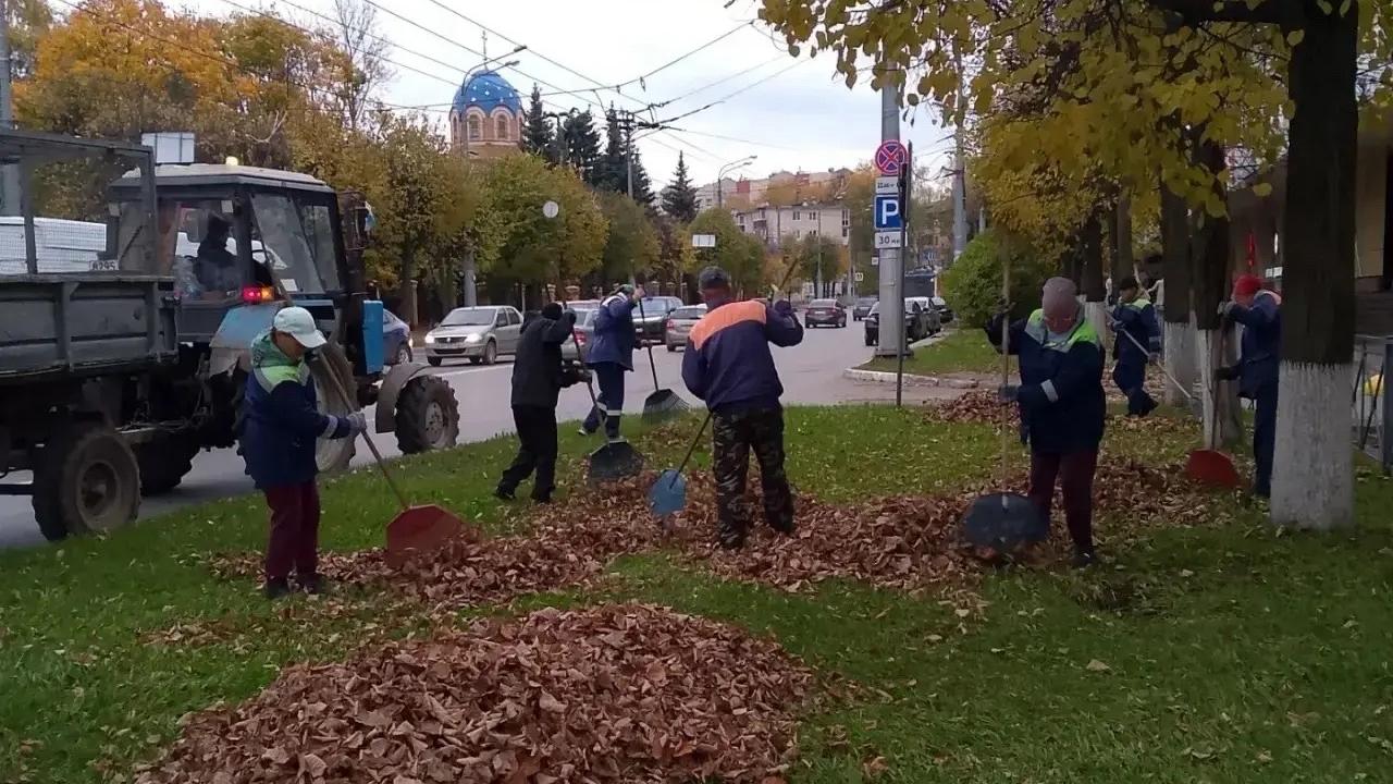 На первом осеннем субботнике в Йошкар-Оле собрали 26 КамАЗов с мусором и листвой