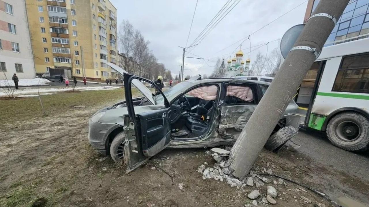 В ГАИ сообщили детали ДТП столкновения Porsche Cayenne и маршрутки в Йошкар-Оле