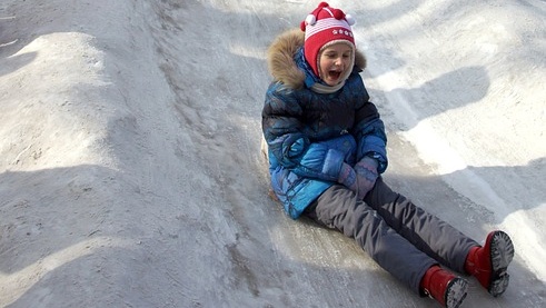 В детском саду «Василёк» девочка сломала нос, катаясь с горки
