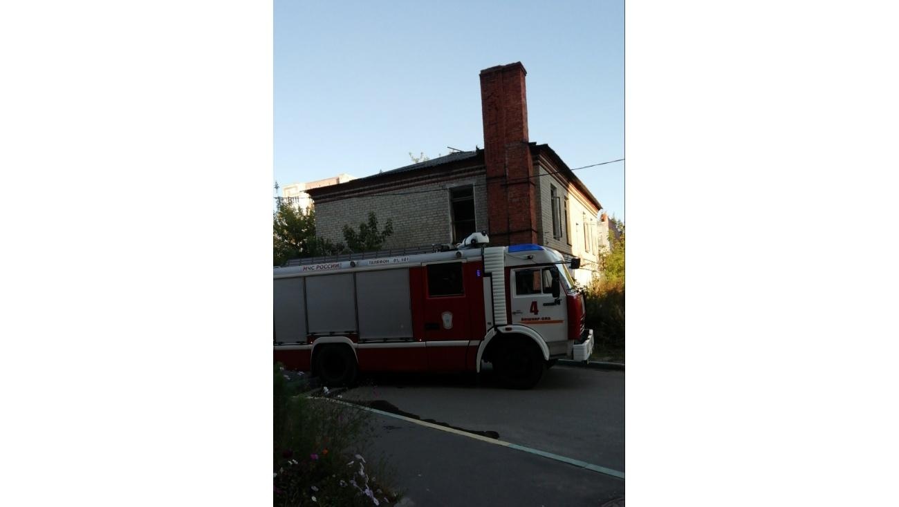 В Йошкар-Оле горит заброшенный дом