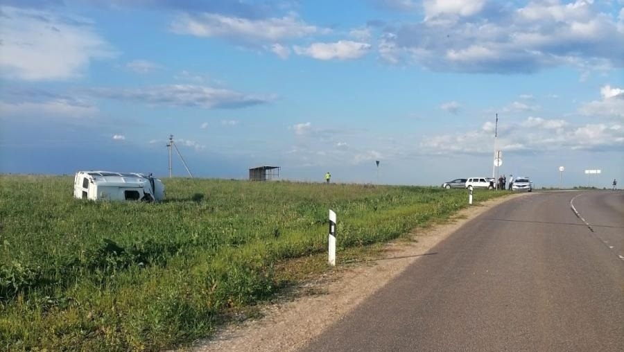 В Оршанском районе микроавтобус перевернулся в кювет