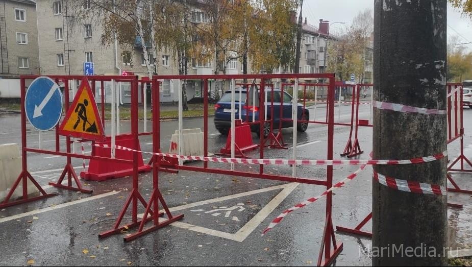 В Йошкар-Оле на проезжей части улицы Панфилова провалился асфальт