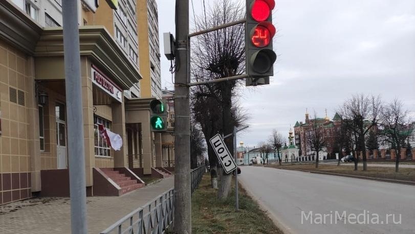 В Йошкар-Оле ветром снесло дорожный знак