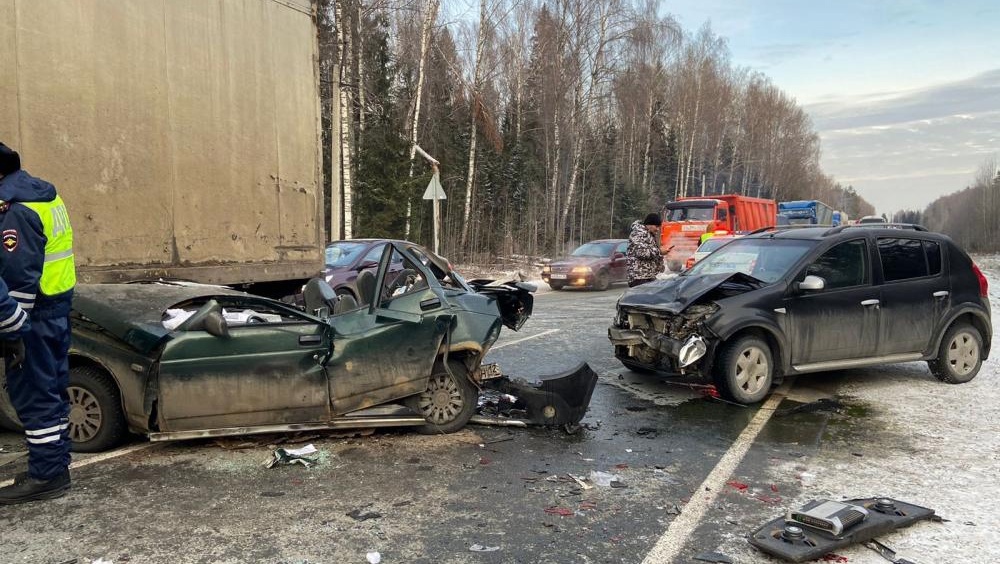 Сотрудники ГИБДД ищут очевидцев ДТП с участием трёх машин на автодороге «Вятка»