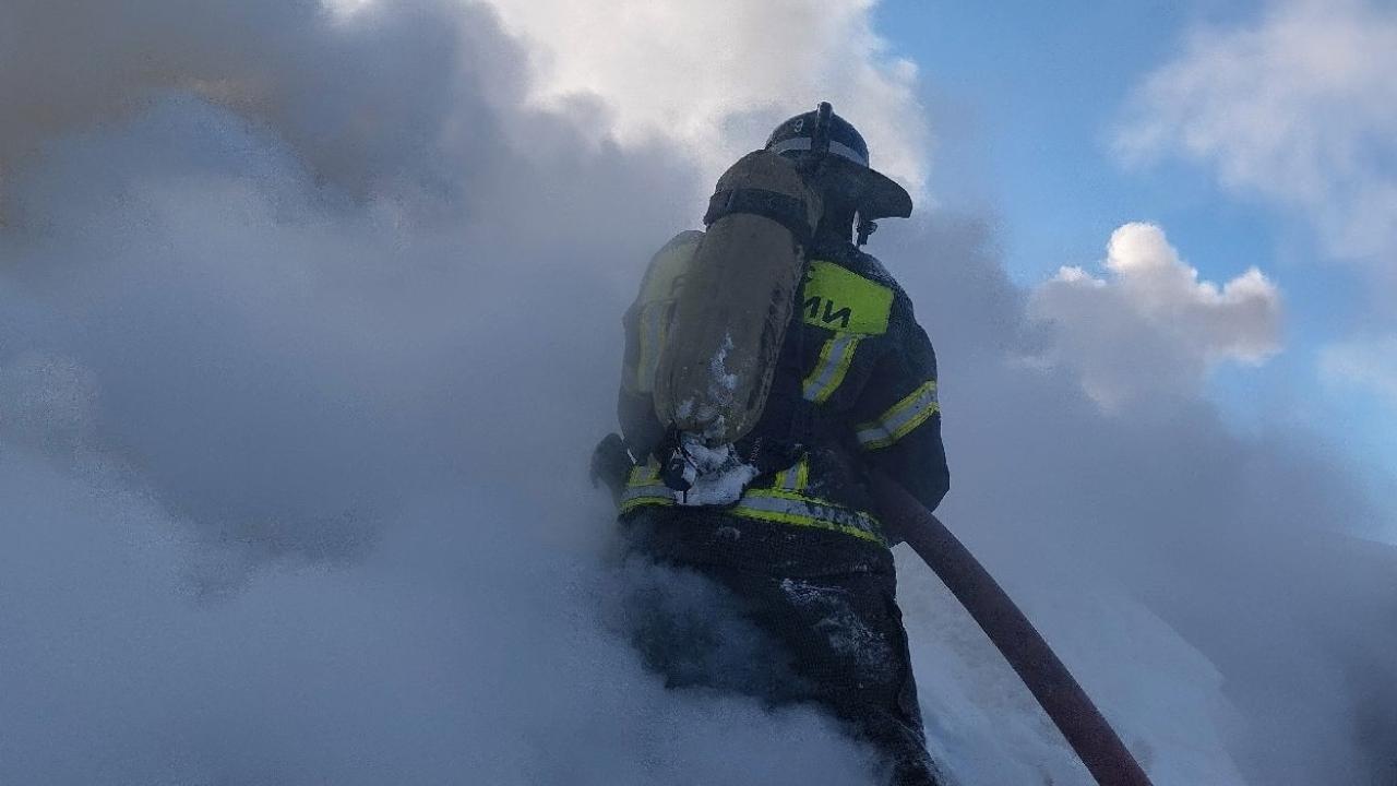В Волжском районе от огня спасали баню 