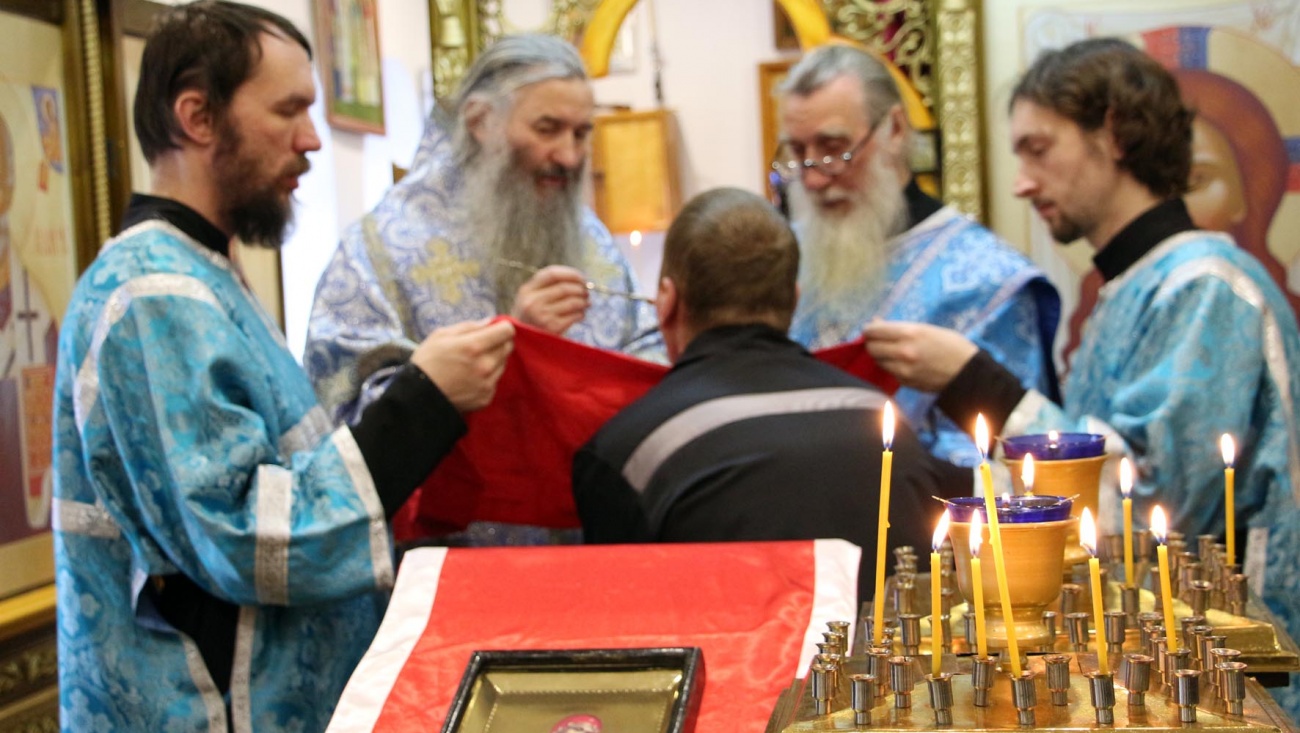 В храме за колючей проволокой служил митрополит