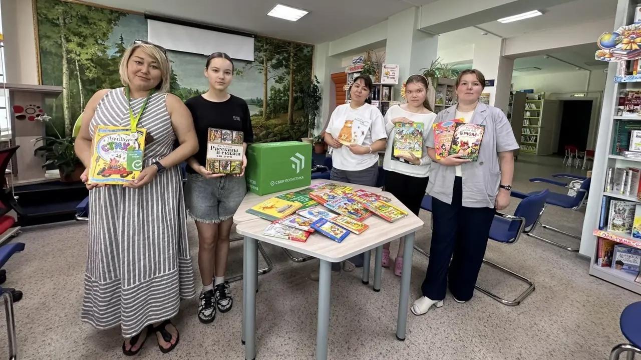 Сотрудники отделения Сбербанка в Марий Эл пополнили книжный фонд Детской библиотеки в Морках