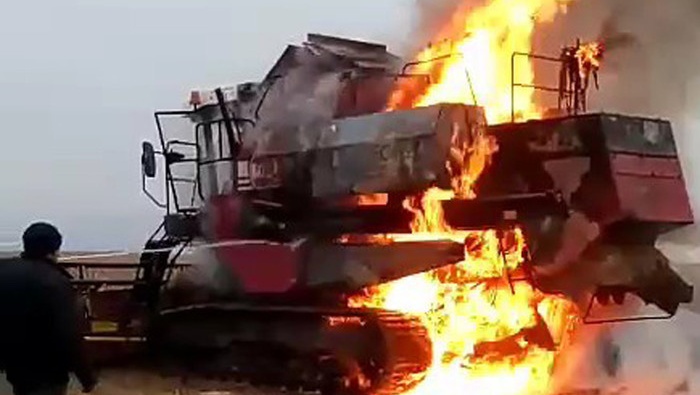 В Горномарийском районе в выходные тушили частное хозяйство и комбайн