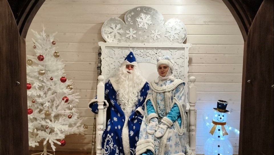 На главной площади Йошкар-Олы открылась резиденция Деда Мороза и Снегурочки