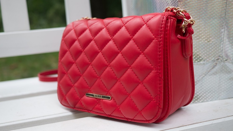 Йошкакролинец из незапертой квартиры похитил сумку с деньгами и документами