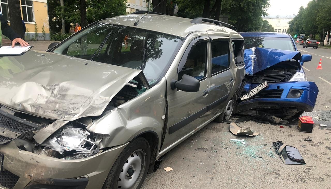 Сотрудники ГИБДД устанавливают обстоятельства ДТП в Йошкар-Оле