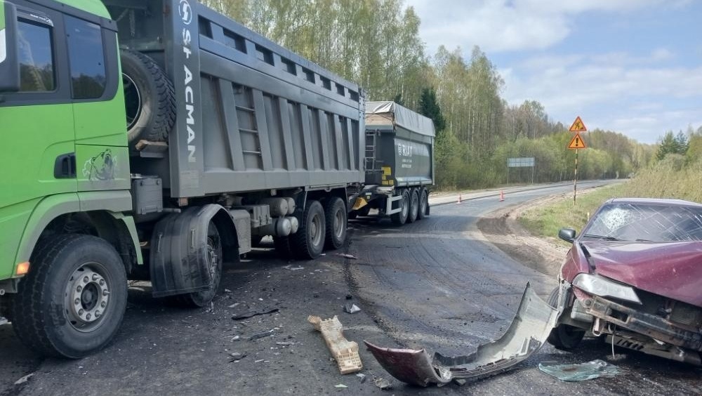 В Марий Эл при столкновении грузовика и иномарки травмированы два человека