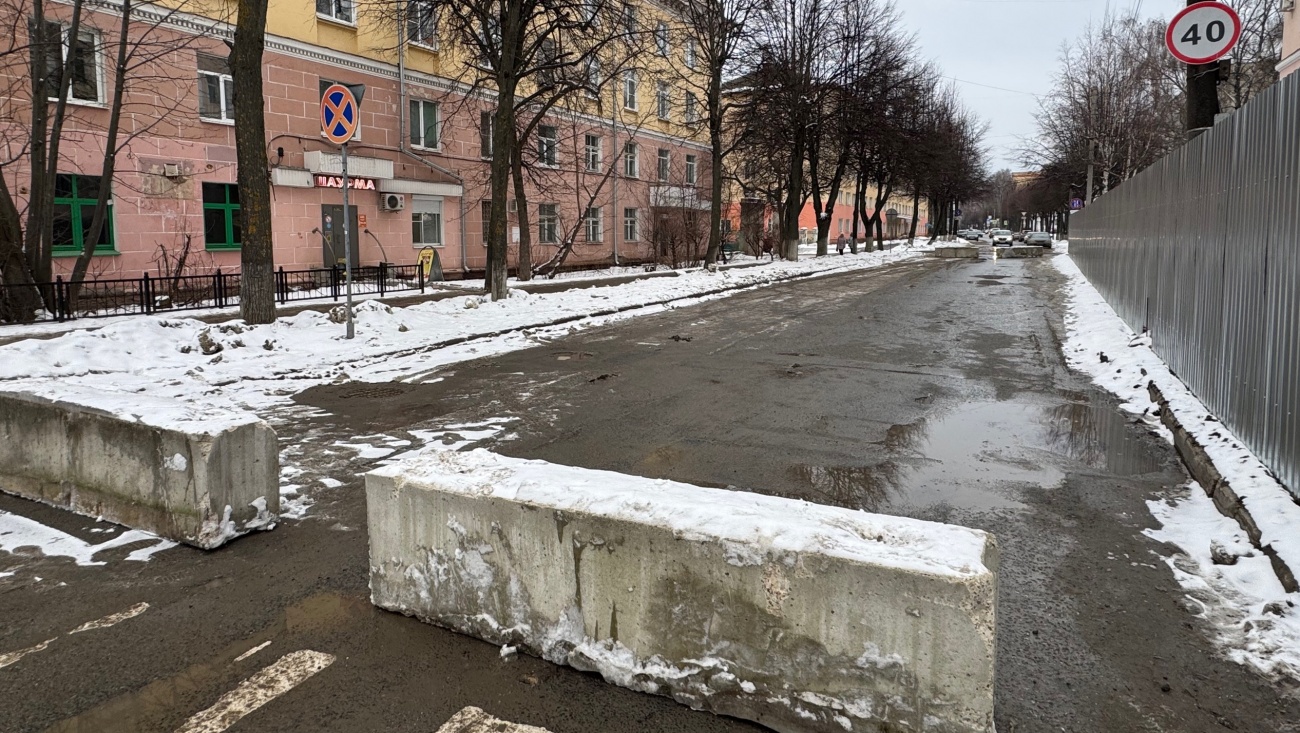 Жителей Йошкар-Олы просят обходить перекрытый участок улицы Волкова по тротуару