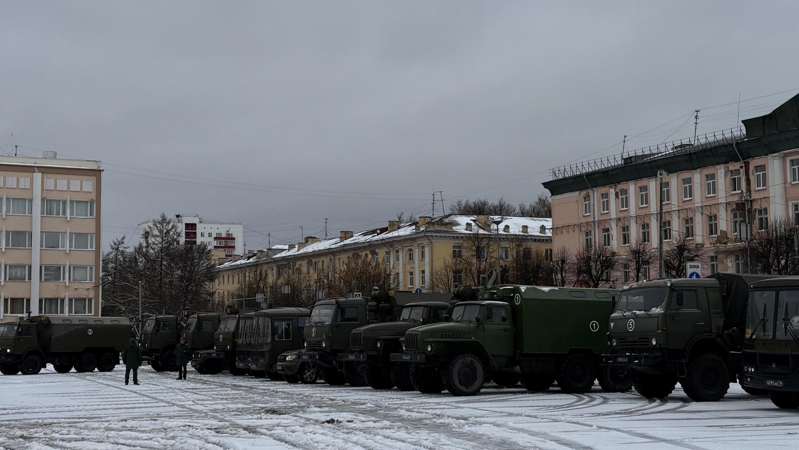 В центре Йошкар-Олы стоит боевая техника