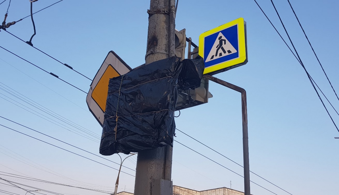 На перекрёстке Ленинского проспекта и улицы Петрова изменён дорожный знак