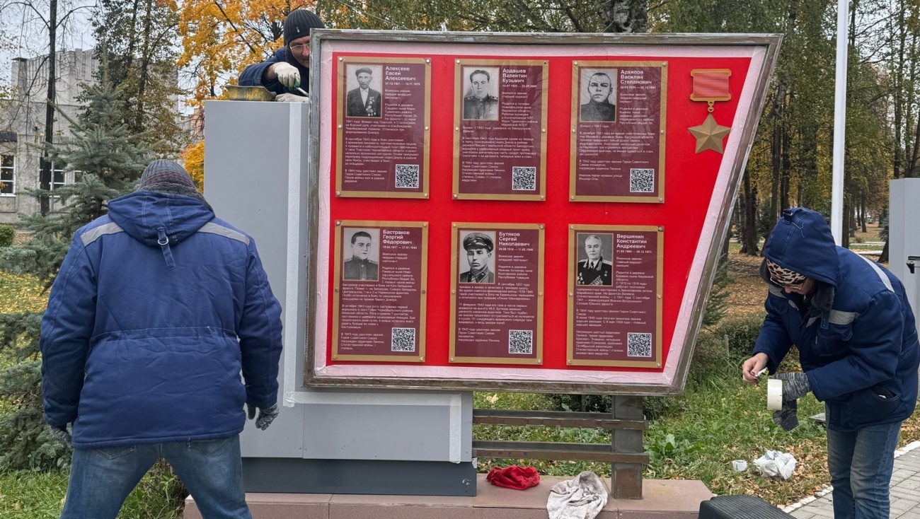 В Парке Победы в Йошкар-Оле красят стелы аллеи героев