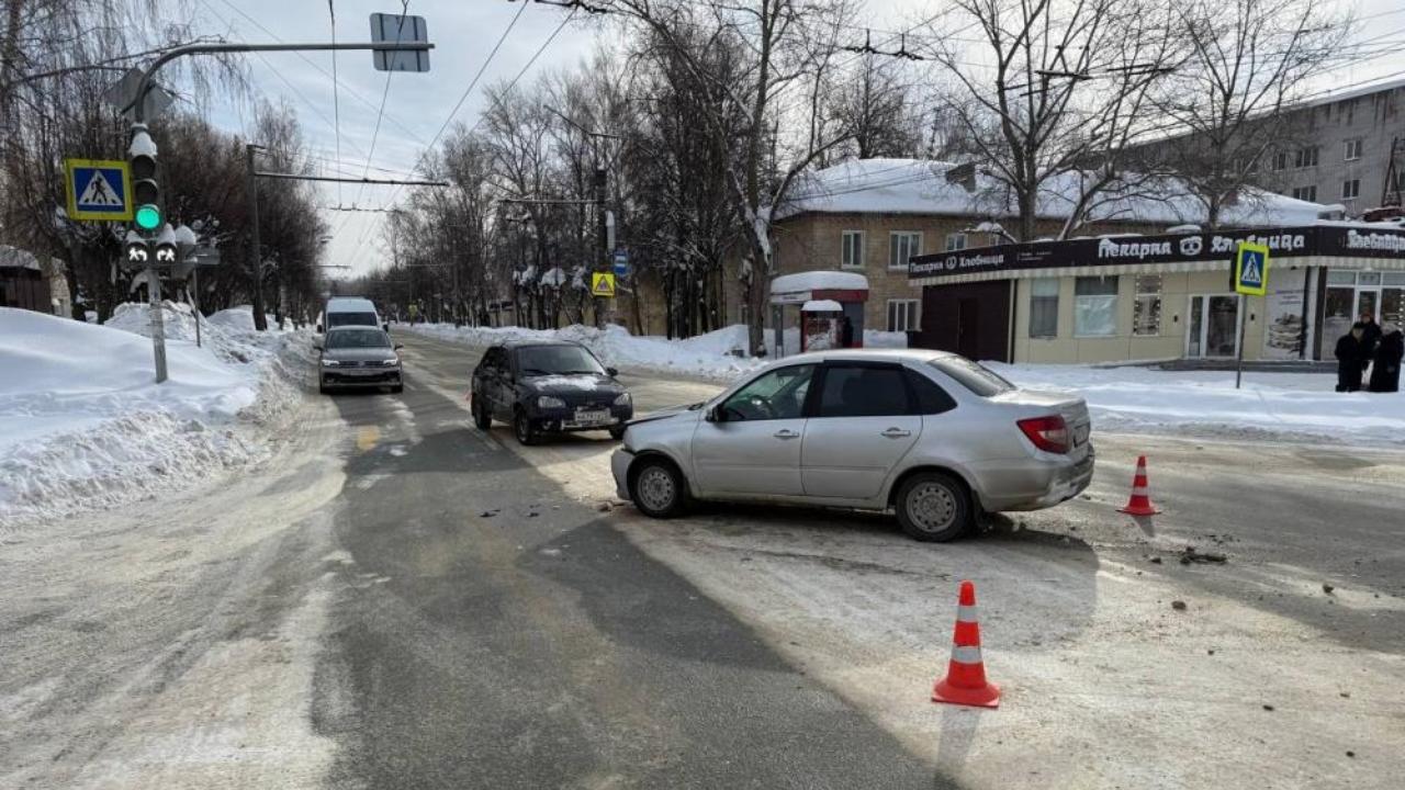 В Йошкар-Оле на одном из перекрёстков не смогли разъехаться два отечественных автомобиля