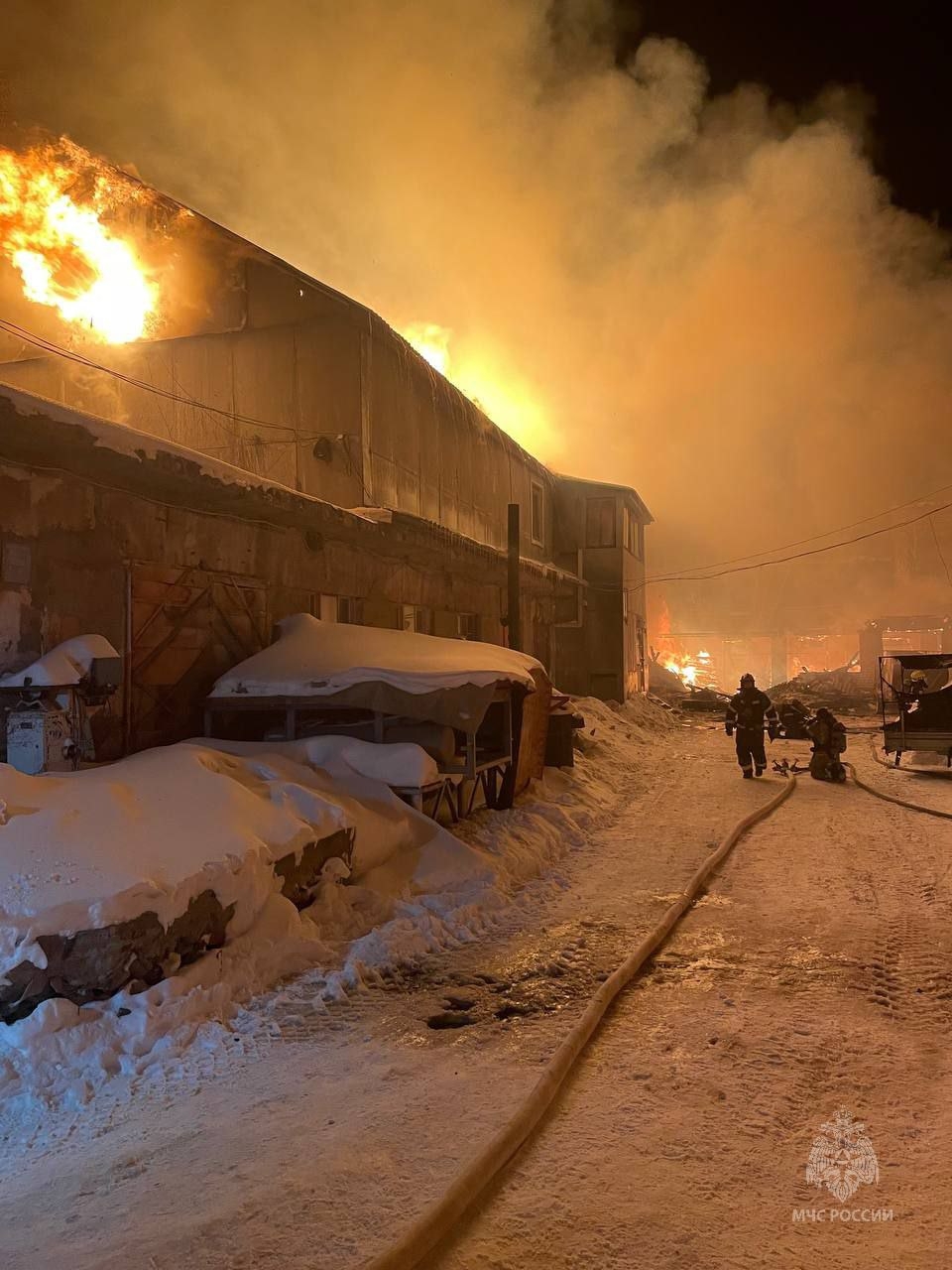 Бушующий пожар на производственном предприятии Волжска остановили