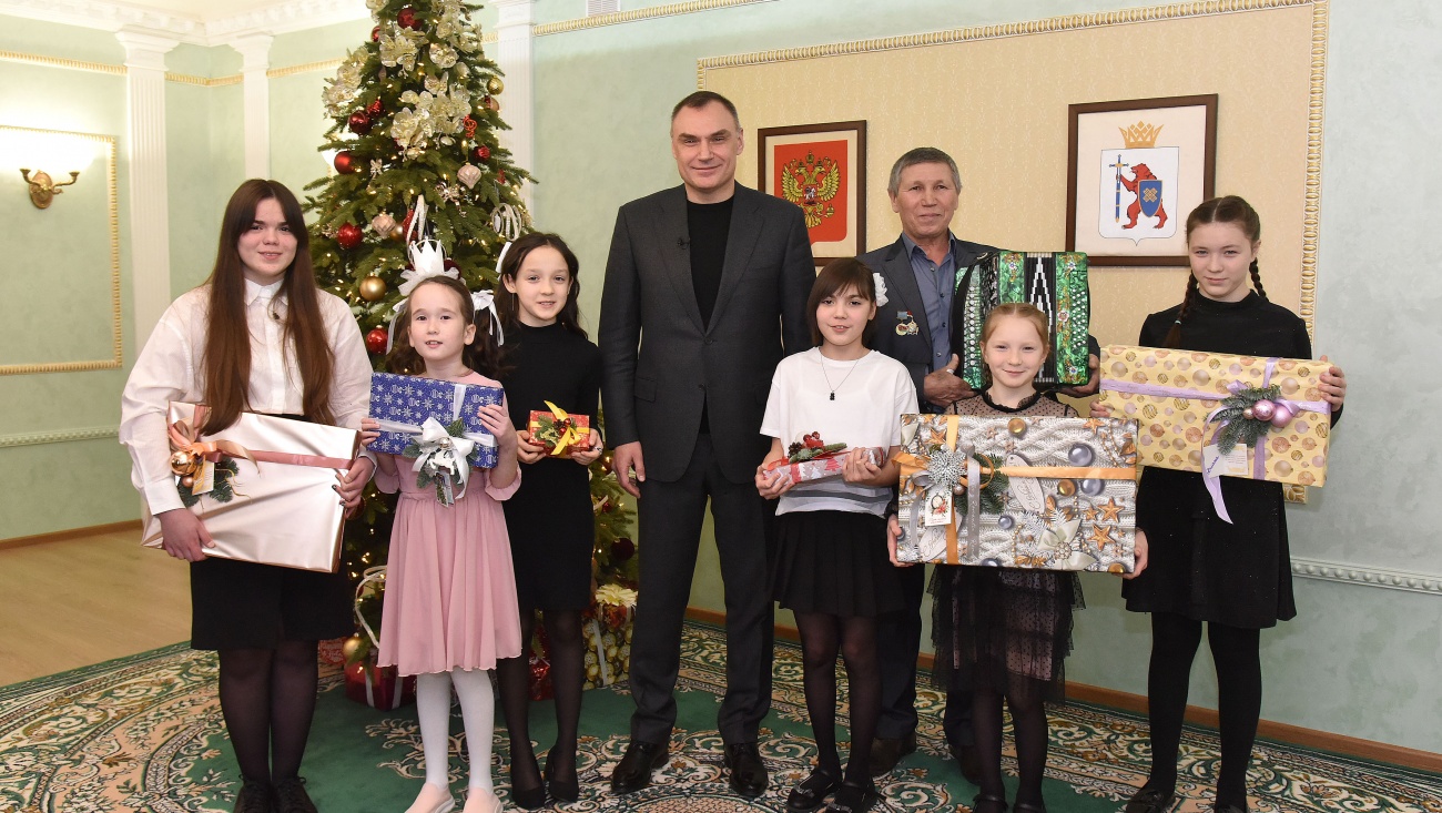 Юрий Зайцев вручил участникам акции «Ёлка желаний» новогодние подарки