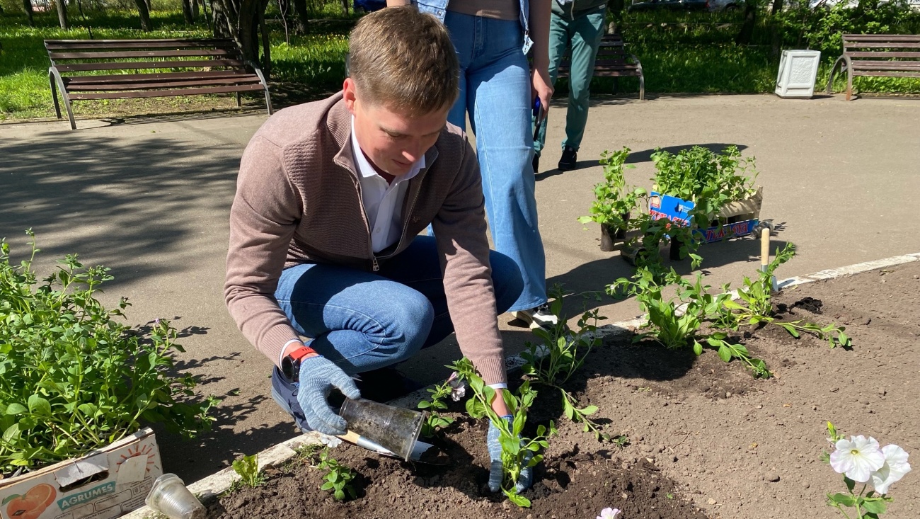 Первый заммэра Йошкар-Олы помог озеленителям в посадке цветов