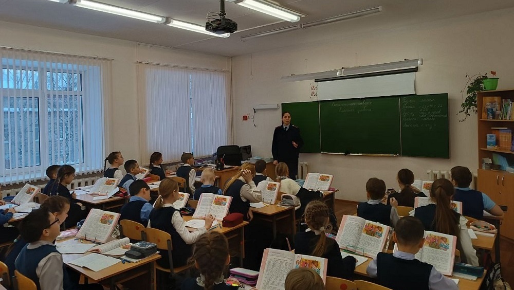 Сотрудники Госавтоинспекции проводят в школах Йошкар-Олы «Минутки безопасности»