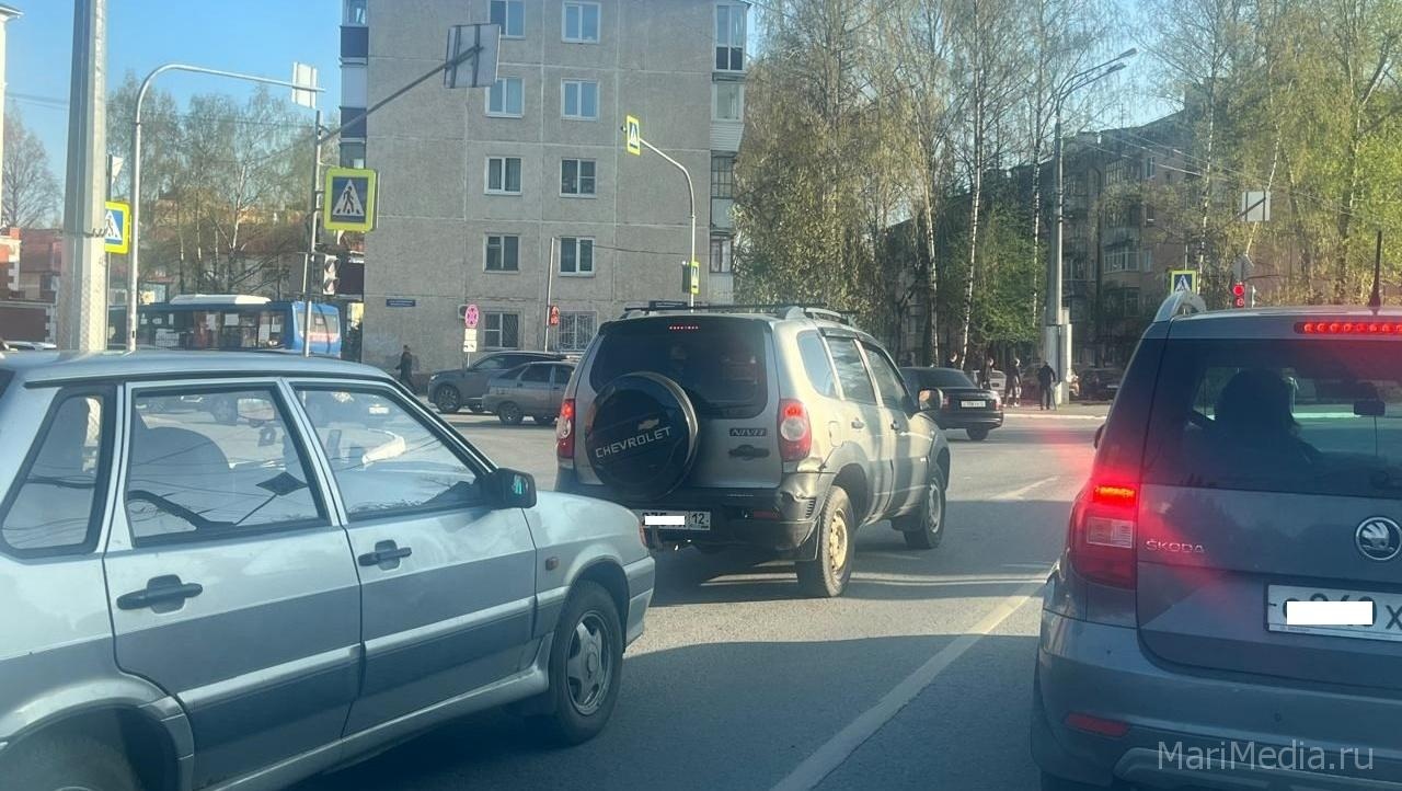 Из-за репетиции парада город стоит в огромной пробке