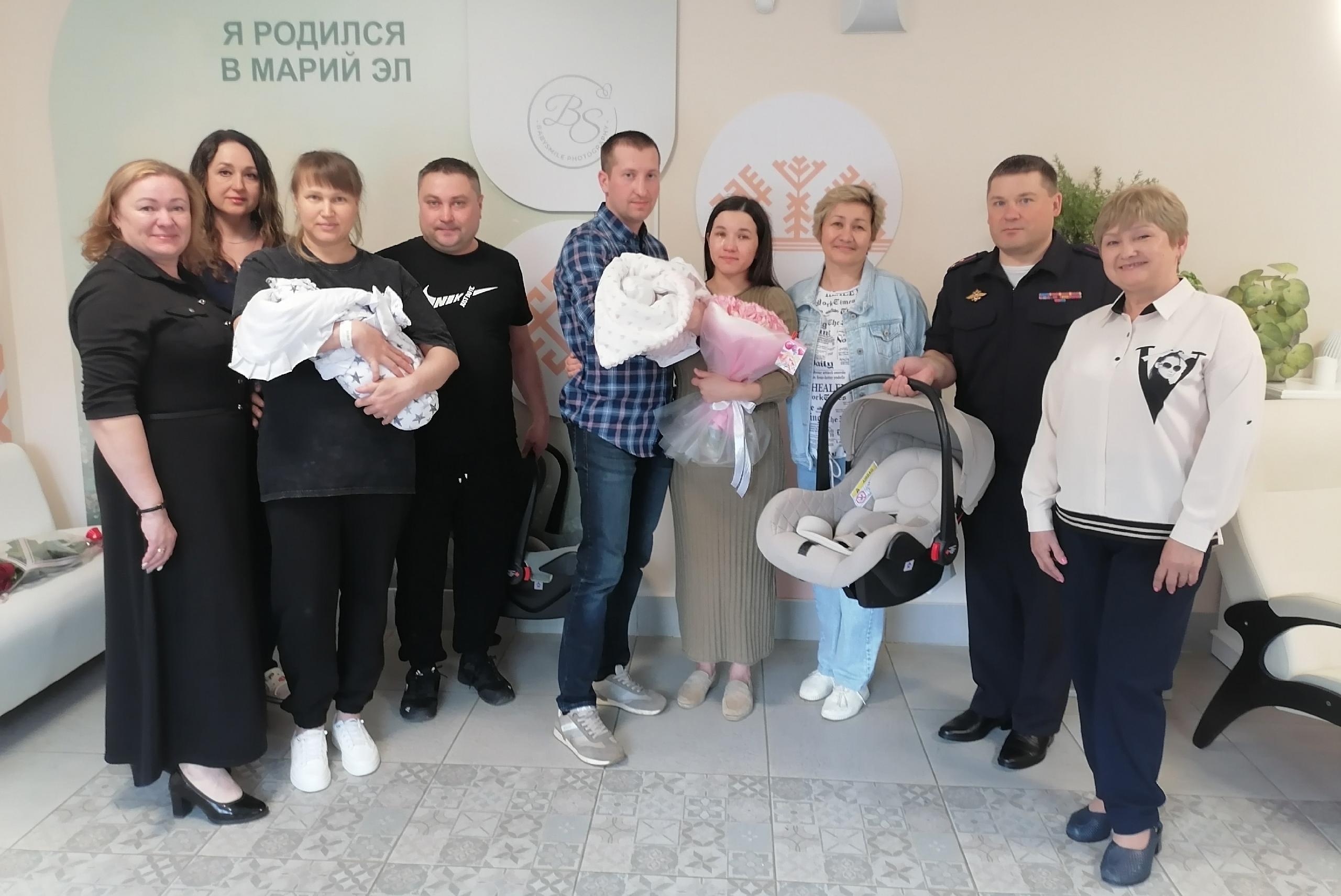 В Перинатальном центре Йошкар-Олы молодым родителям дарили автолюльки