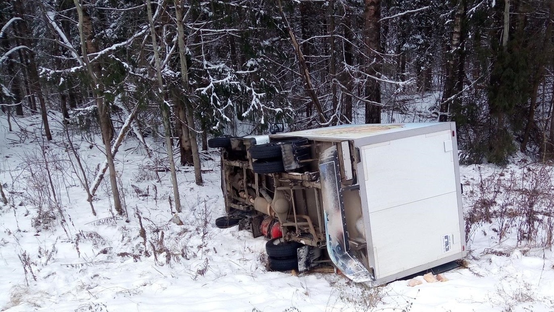 Грузовая «Газель» перевернулась в кювет на 107 км автодороги «Вятка»