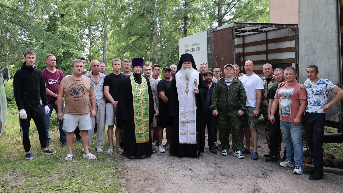 Епископ Феофан благословил отправку очередной партии гуманитарного груза