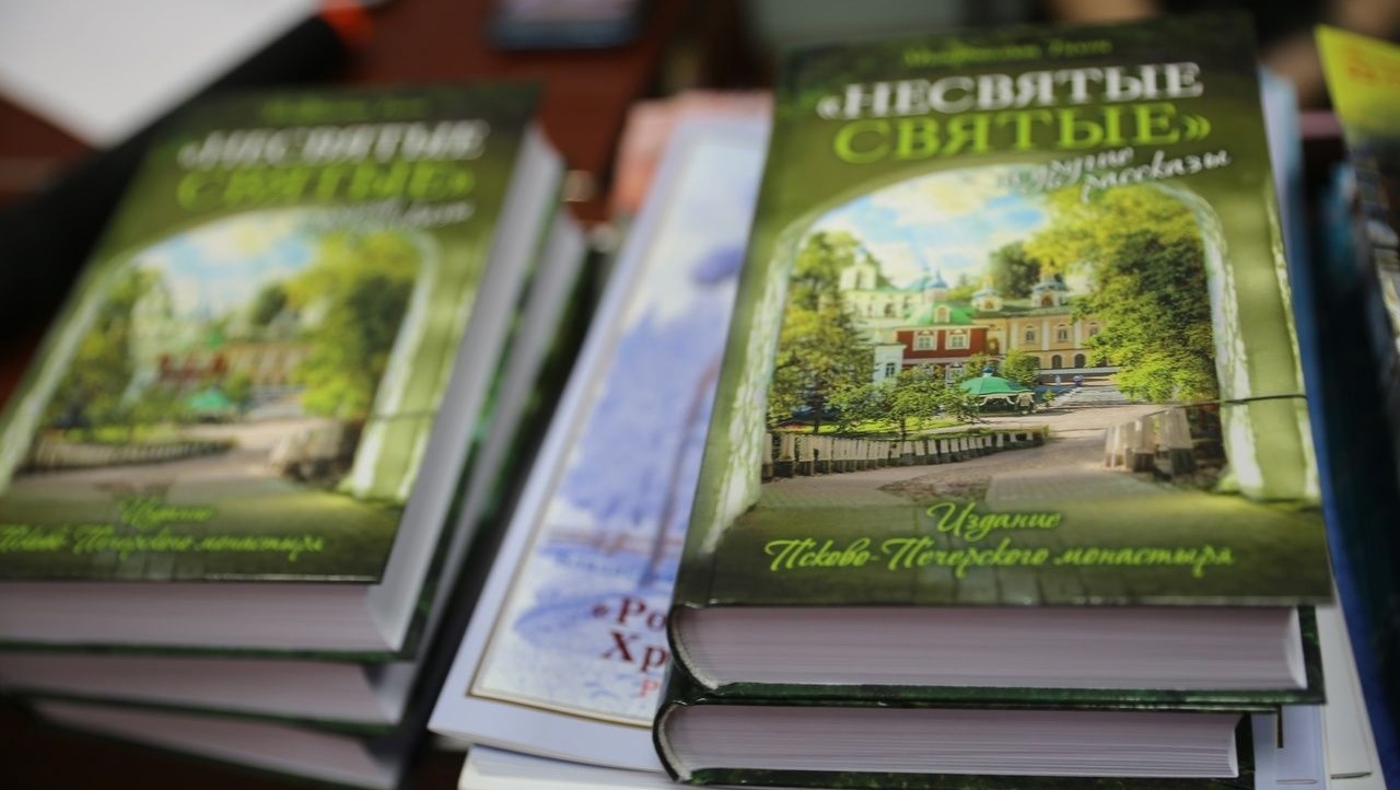 Епископ Феофан подарил библиотеке Волжска духовные книги