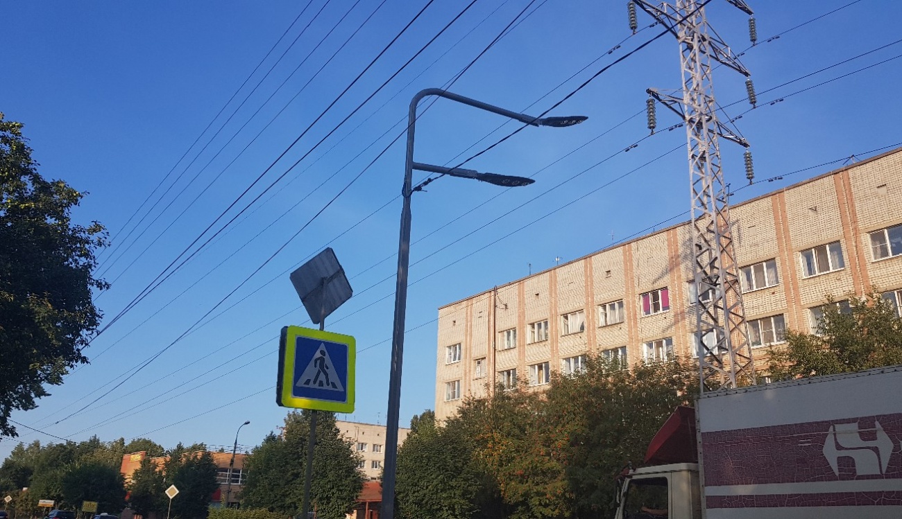 На улице Крылова подсветили пешеходный переход