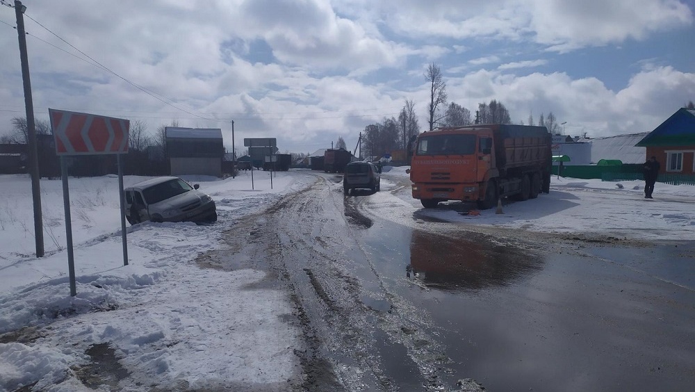 В Сернурском районе столкнулись «КамАЗ» и иномарка