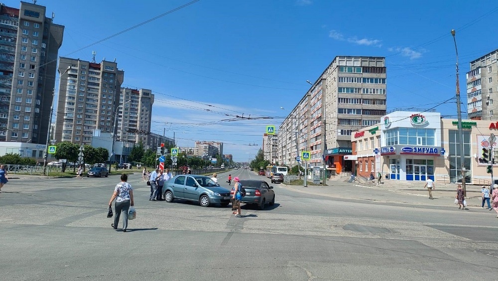 В Сомбатхее на перекрёстке столкнулись две машины — ищут очевидцев