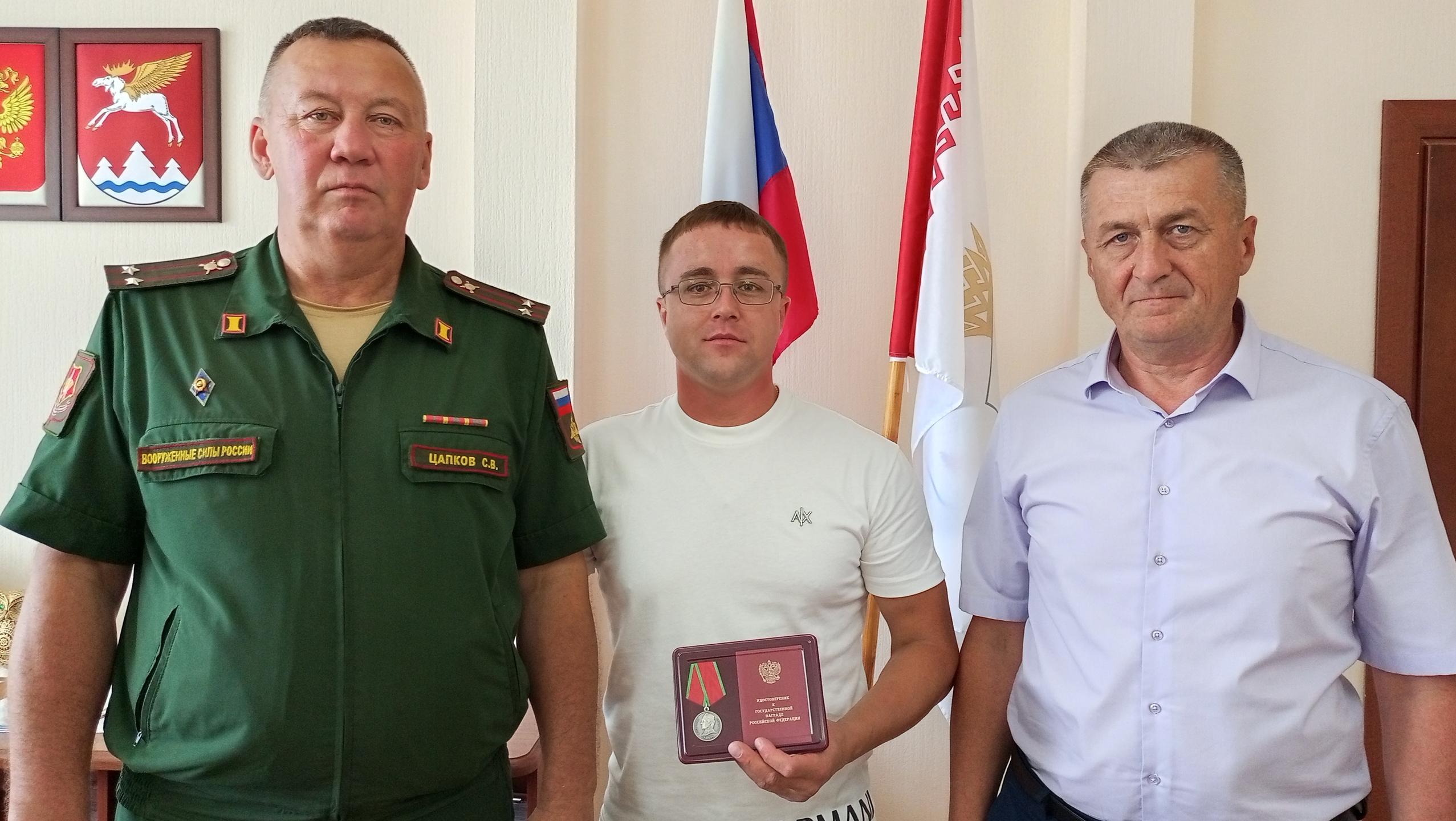 В Куженерском округе ветерану СВО вручили медаль Суворова