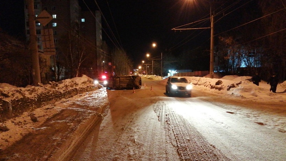 В Йошкар-Оле на улице Мира перевернулась «ВАЗ-2113»