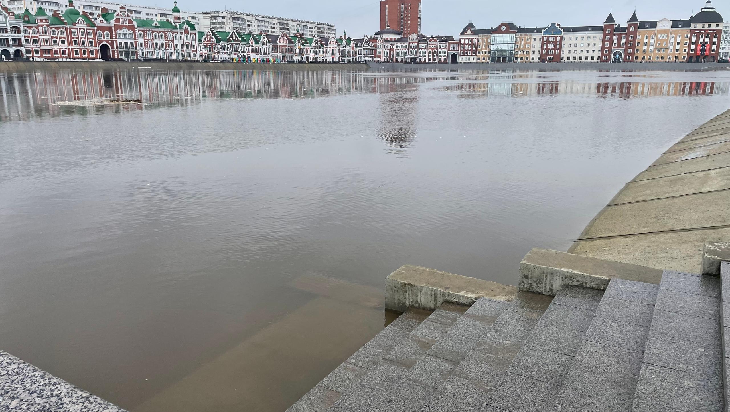 На Малой Кокшаге в Йошкар-Оле были замечены играющие на воде дети