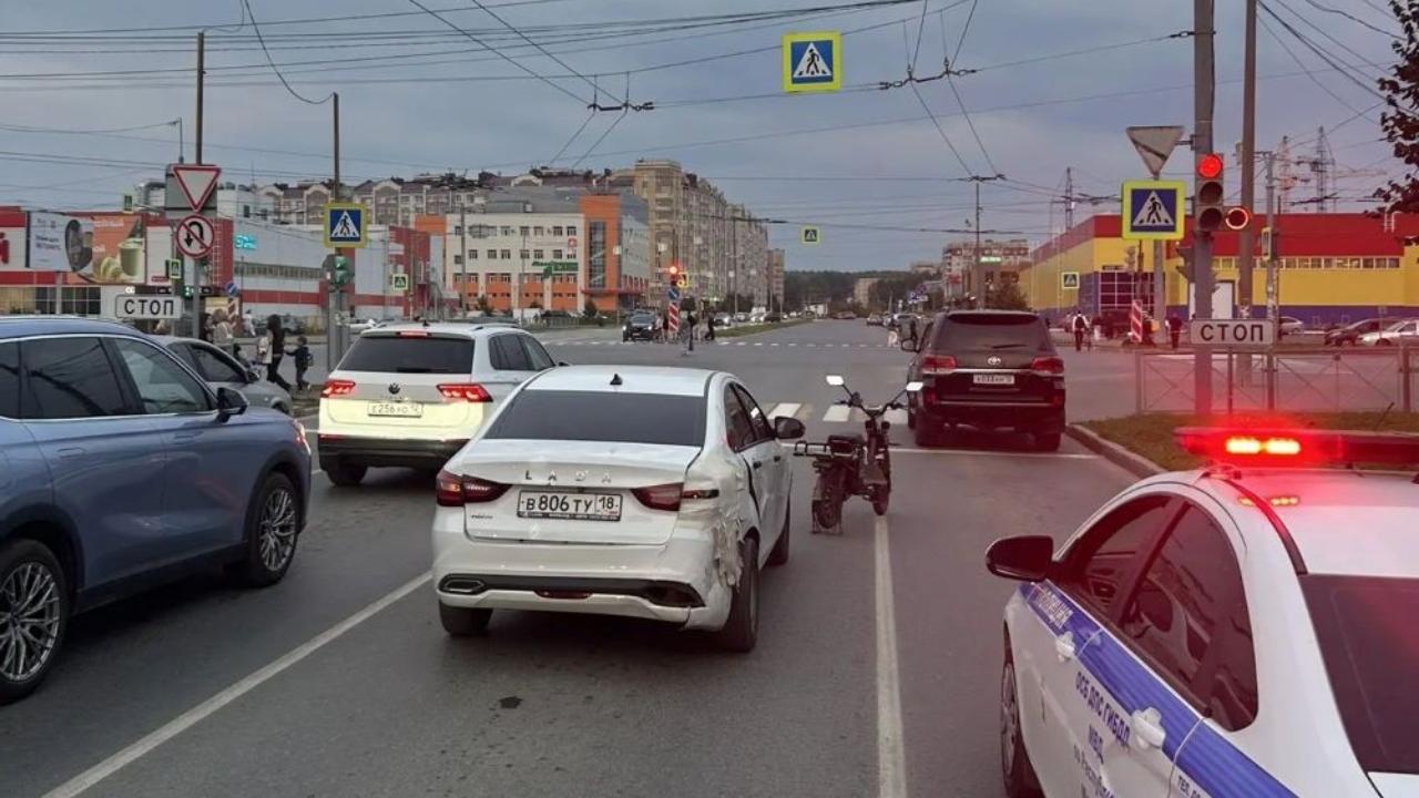 В Йошкар-Оле «догнали» друг друга «Лада», электровелосипед и «Тойота»