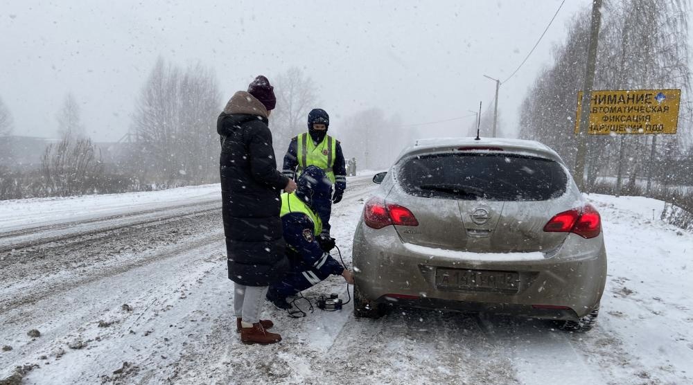 В условиях непогоды в Марий Эл водителям готовы помочь госавтоинспекторы