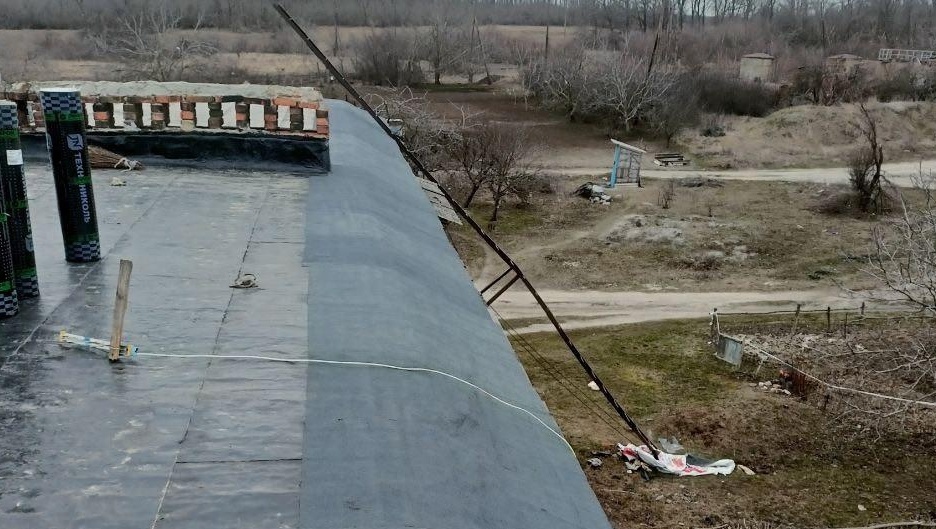 Бригада из Марий Эл ремонтирует крышу дома в селе Трудовое в Куйбышевском районе