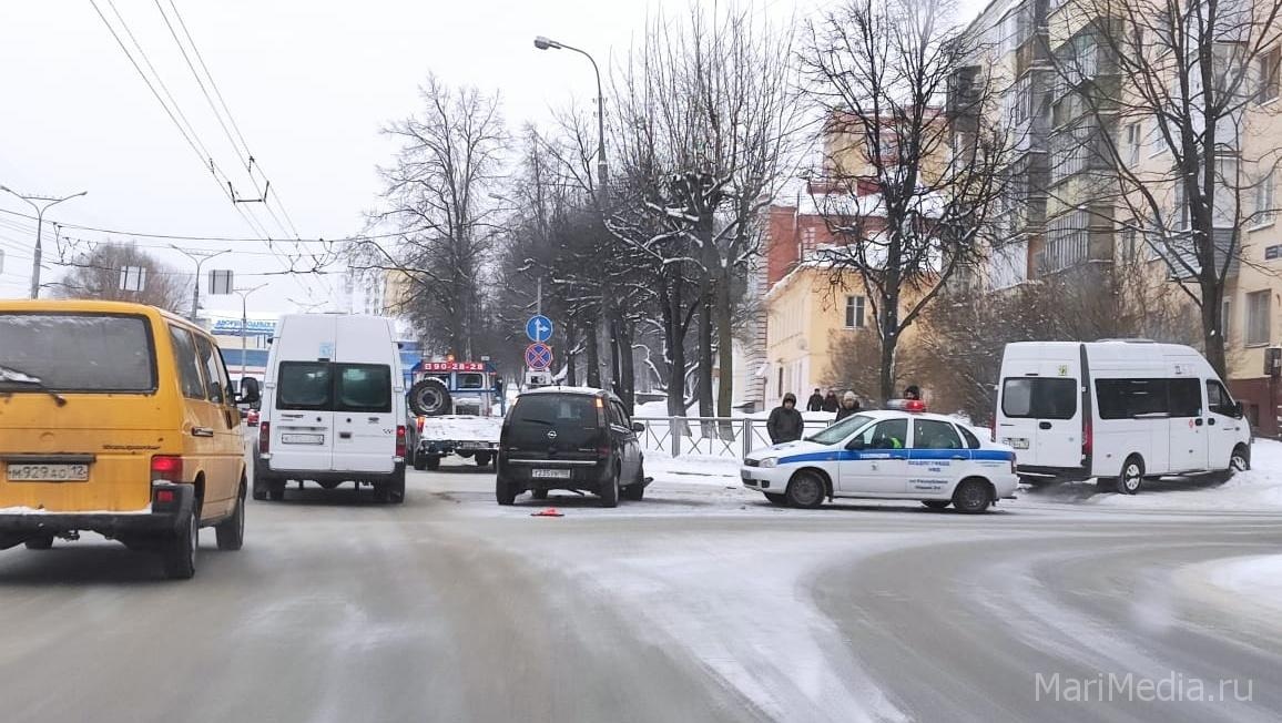 В Йошкар-Оле маршрутка столкнулась с иномаркой