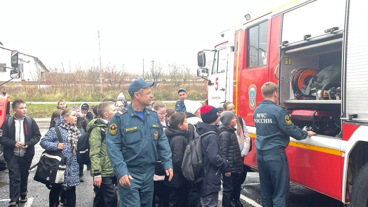 К пожарным 5 ПСЧ Йошкар-Олы пришли в гости школьники