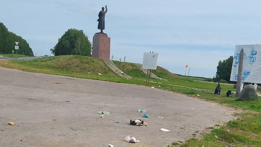 В Горномарийском районе возле памятника Акпарсу устроили настоящую помойку